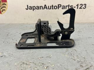 Крючок капота Audi Q5