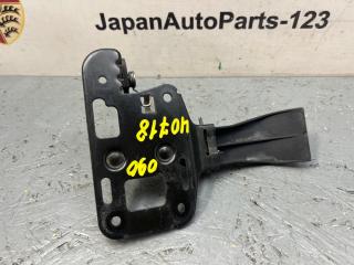 Крючок капота Q5 2010