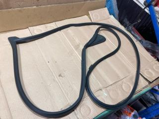 Уплотнитель двери передней правой TOYOTA HIGHLANDER 2014