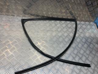 Уплотнитель стекла двери задний левый TOYOTA Land Cruiser 2015 Б/У Уплотнитель стекла двери задний левый TOYOTA Land Cruiser 2015