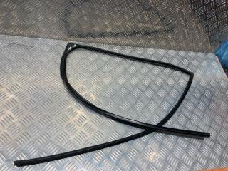 Уплотнитель стекла двери задний правый TOYOTA Land Cruiser 2015 Б/У Уплотнитель стекла двери задний правый TOYOTA Land Cruiser 2015