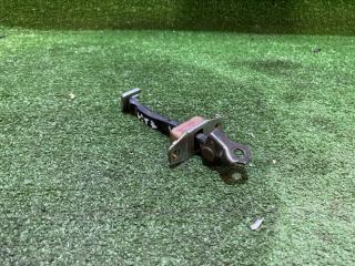 Запчасть ограничитель двери задний левый Toyota Vitz 1999-2005