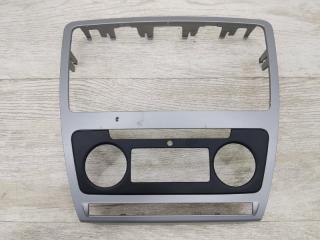 Запчасть накладка на магнитолу SKODA OCTAVIA 2012