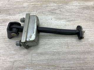 Фото запчасти ограничитель двери передний левый FORD FOCUS 2010 контрактная запчасть Запчасть ограничитель двери передний левый FORD FOCUS 2010