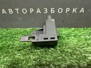 Концевик ручника Skoda Octavia A7 1.4 CHPA