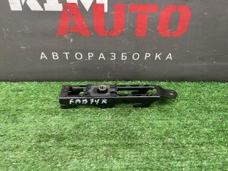 Запчасть механизм регулировки ремня безопасности передний правый Skoda Fabia 2 2011