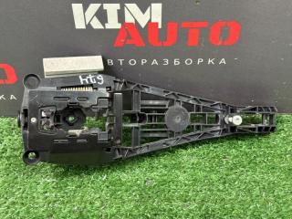 Запчасть кронштейн ручки двери передний правый Opel Astra