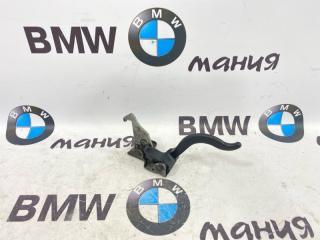 Крюк замка капота BMW X5 2005 контрактная Крюк замка капота BMW X5 2005