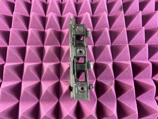 Запчасть кронштейн крепления бампера правый Volkswagen Passat 2008