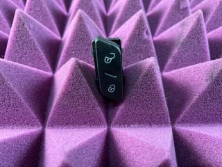 Запчасть кнопка центрального замка Volkswagen Tiguan 2008