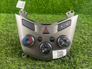 Блок управления климат-контролем Chevrolet Aveo F16D4