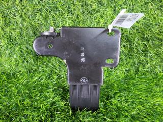 Запчасть крюк капота передний Audi A8 2009