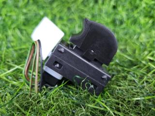 Запчасть кнопка стеклоподъемника Fiat Punto 2011