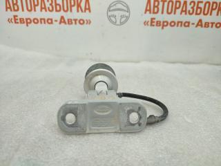 Запчасть петля двери багажника правая Land Rover Discovery 3 2007
