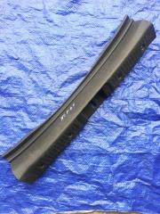 Запчасть накладка замка багажника Toyota Ist