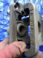 Суппорт тормозной задний левый Nissan Juke F15 MR16DDT