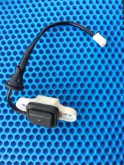 Запчасть кнопка открывания багажника задняя Toyota Crown Majesta