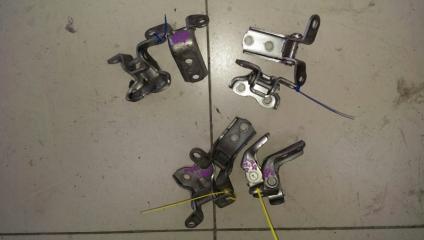 Фото запчасти петля дверная задняя правая TOYOTA AVENSIS 2003.09 контрактная запчасть Запчасть петля дверная задняя правая TOYOTA AVENSIS 2003.09