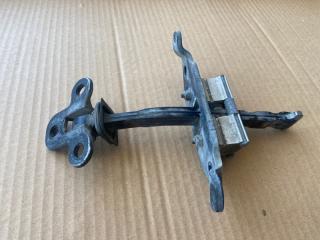 Ограничитель двери левый Volvo FH4 2018