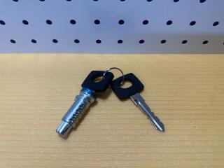 Личинка замка двери Mercedes Actros новая Личинка замка двери Mercedes Actros