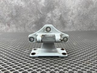 Петля двери Renault Premium