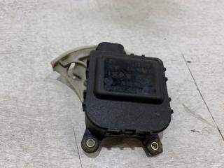 Запчасть моторчик заслонки отопителя передний Volkswagen Passat 1996-2005