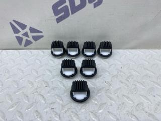 Фото запчасти клипса обивки двери Porsche Taycan 2021 Б/У запчасть Запчасть клипса обивки двери Porsche Taycan 2021