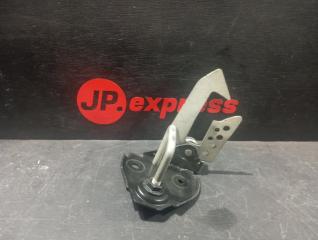 Захватный крюк капота правый BMW 5 2011