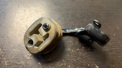 Запчасть кронштейн глушителя Audi Q8