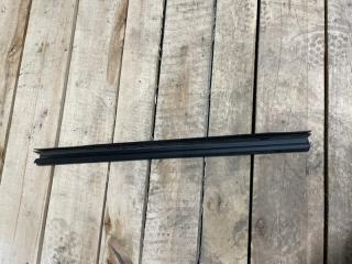 Запчасть уплотнитель стекла задний левый Skoda Yeti 2010