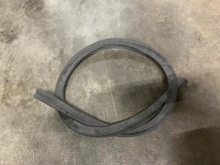 Фото запчасти уплотнитель резиновый жабо Chevrolet Cruze Б/У запчасть Запчасть уплотнитель резиновый жабо Chevrolet Cruze