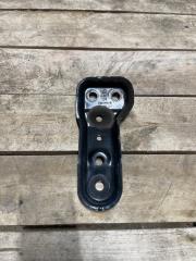 Фото запчасти кронштейн подрамника правый Volkswagen Tiguan 2019 Б/У запчасть Запчасть кронштейн подрамника правый Volkswagen Tiguan 2019