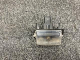 Запчасть фонарь подсветки номера Toyota Camry 2014