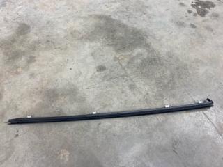 Запчасть уплотнитель стекла внутренний передний правый Toyota Camry 2014
