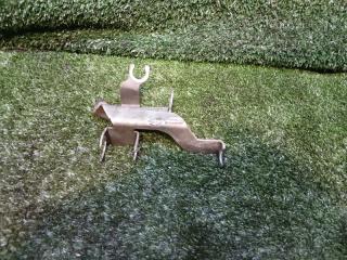 Запчасть кронштейн передний левый VOLKSWAGEN Touareg 2011