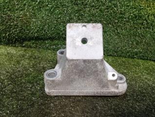 Запчасть кронштейн правый Mitsubishi Pajero 2002