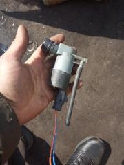 Насос (моторчик) омывателя фар Nissan Navara (D40) 2004-2015 2010 Б/У Насос (моторчик) омывателя фар Nissan Navara (D40) 2004-2015 2010
