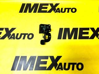 Запчасть крюк замка капота Audi TT