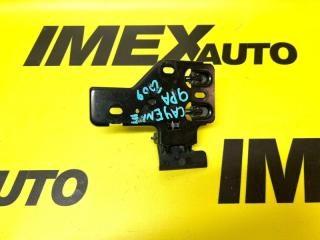 Запчасть крюк замка капота Porsche Cayenne