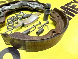 Колодки стояночного тормоза левые Mitsubishi Lancer 10 4B11T