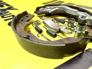 Колодки стояночного тормоза правые Lancer 10 2012 4B11T