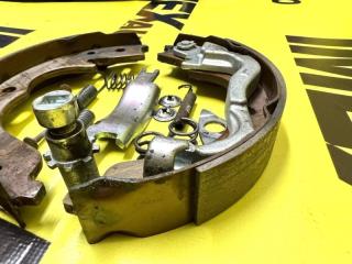 Колодки стояночного тормоза правые Lancer 10 2012 4B11T