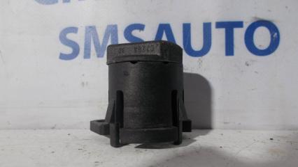 Кронштейн радиатора Volvo S40 2008-2012 контрактная Кронштейн радиатора Volvo S40 2008-2012