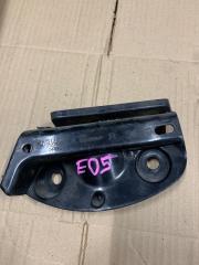 Фото запчасти кронштейн задний правый BMW 320i 2007 Б/У запчасть Запчасть кронштейн задний правый BMW 320i 2007