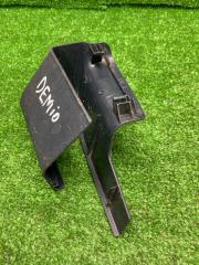 Запчасть заглушка крепления сиденья передняя левая Mazda Demio