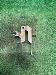 Запчасть кронштейн крепления тормозной трубки передний правый Audi Q7