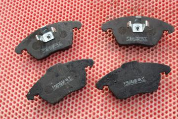 Запчасть тормозные колодки передние Audi A3