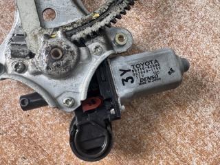 Стеклоподъемник правый передний TOYOTA IPSUM ACM26 3 ракурс