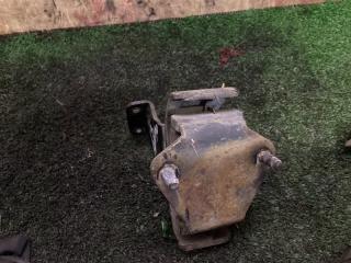 Подушка двигателя правая Kia Bongo PU J3 218104E100 4 ракурс