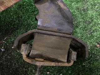 Подушка двигателя левая Kia Bongo PU J3 218104E100 2 ракурс Подушка двигателя левая Kia Bongo PU J3 218104E100 2 ракурс